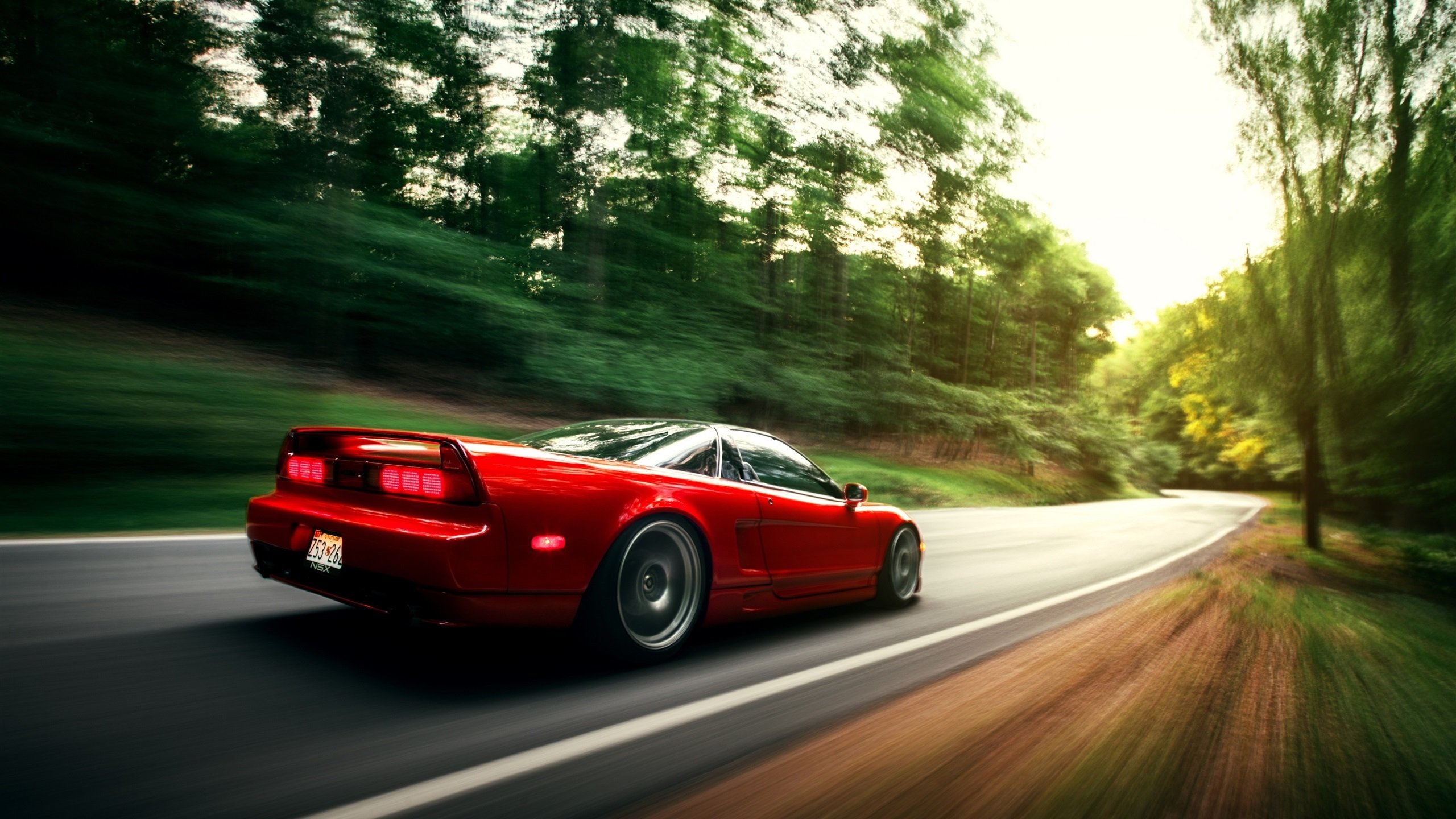 华体会app-街道赛引擎轰鸣，黄色潜艇战术压制，当F1焦点战邂逅足球场上的比利亚雷亚尔与秘鲁  第2张